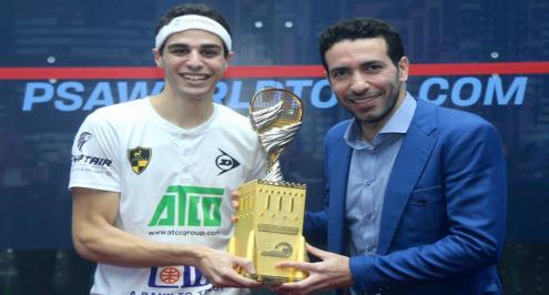 فرج يتوج ببطولة قطر للإسكواش.. وأبوتريكة يسلمه الكأس